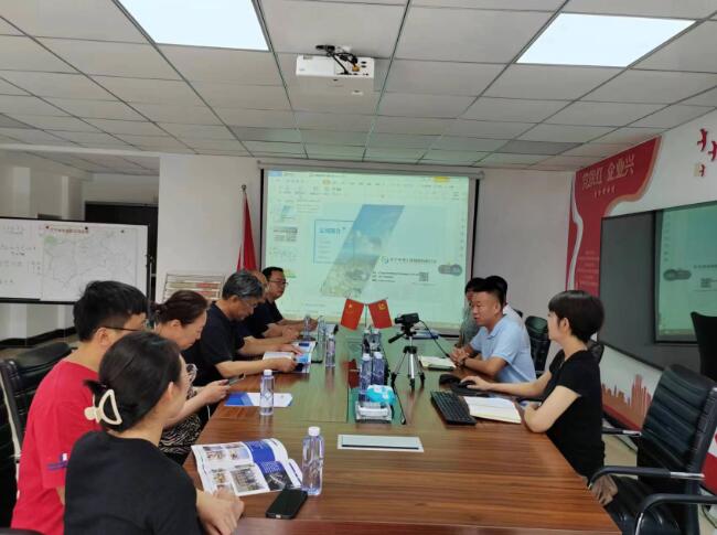 遼寧省測(cè)繪地理信息學(xué)會(huì)理事長(zhǎng)楊國(guó)范、秘書(shū)長(zhǎng)高振東一行到公司參觀指導(dǎo)